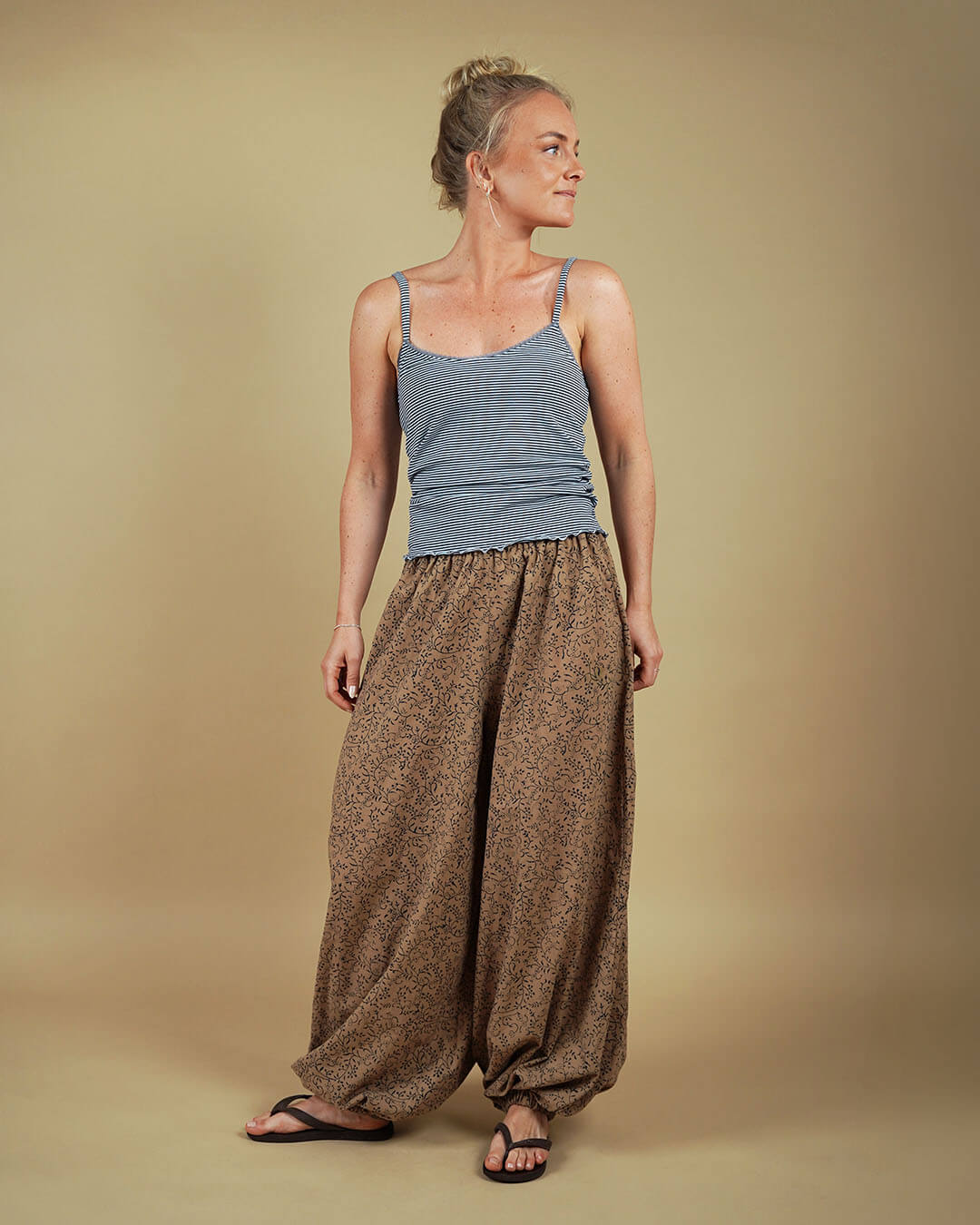 Model wearing Bubble Pants sewing pattern with voluminous legs in lightweight fabric, showcasing optimal comfort and style.